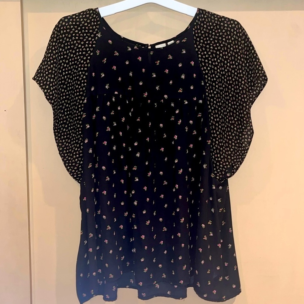 Gap capped sleeve black floral top size XXL
